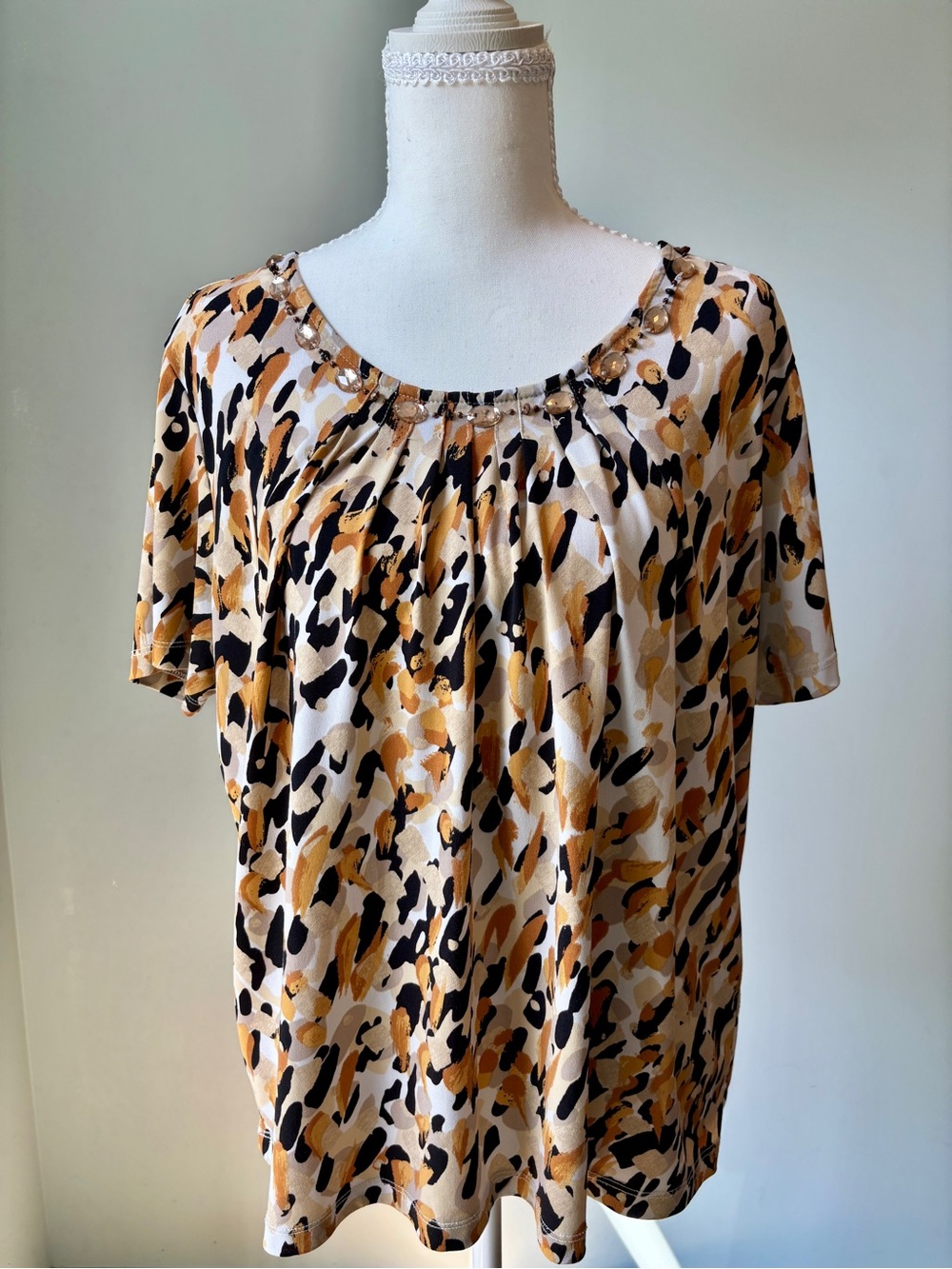 Alfred Dunner Petite Short-Sleeve Blouse in Cream, Black & Gold -Size PL